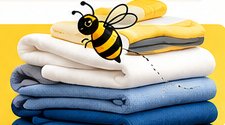 Abeja sobre una pila de ropa limpia y doblada
